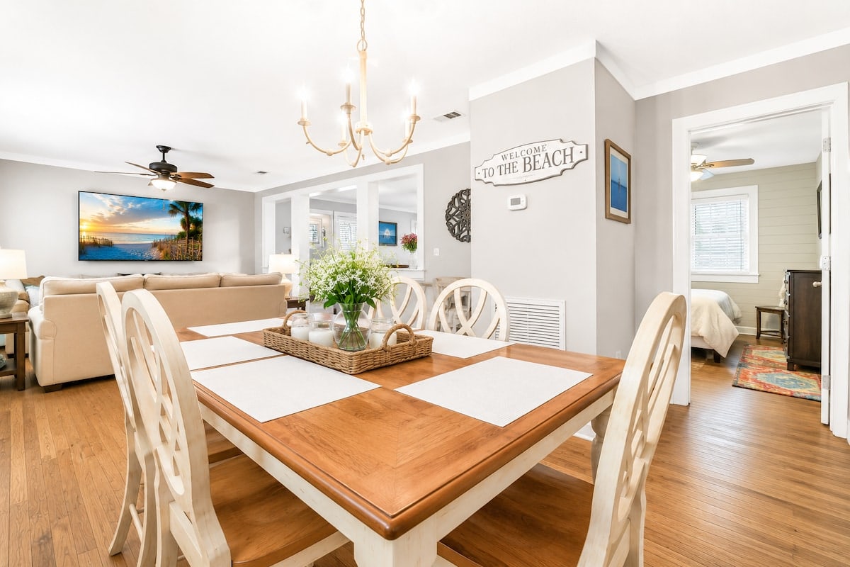 Pierside Retreat, dining area