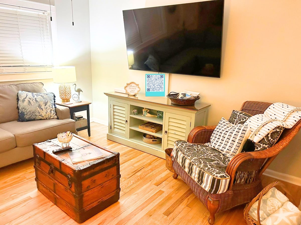 Flip Flop Paradise, living room
