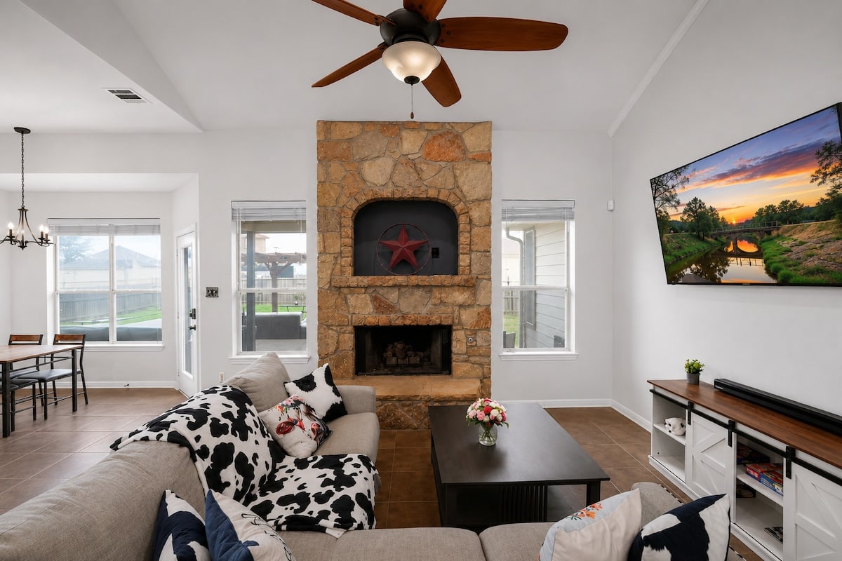 The Poolside Retreat, living room