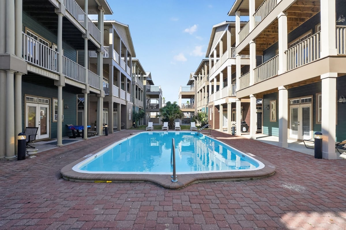 Flip Flop Studio, pool